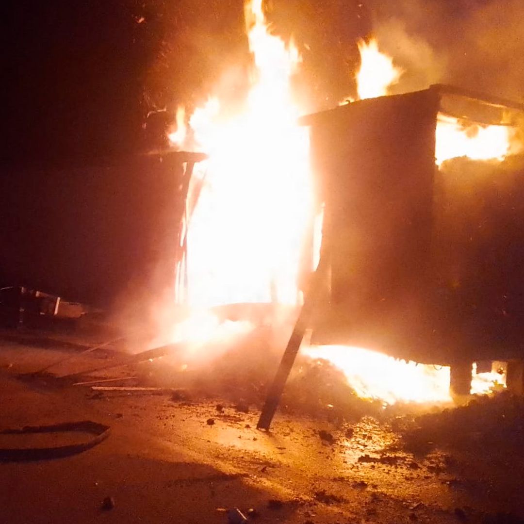 Se Incendia Camión que Transportaba Sopas Instantáneas en Lerdo